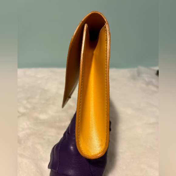 Louis Vuitton Clutch Epi Yellow. Authentic and pre-owned. - Picture 5 of 10